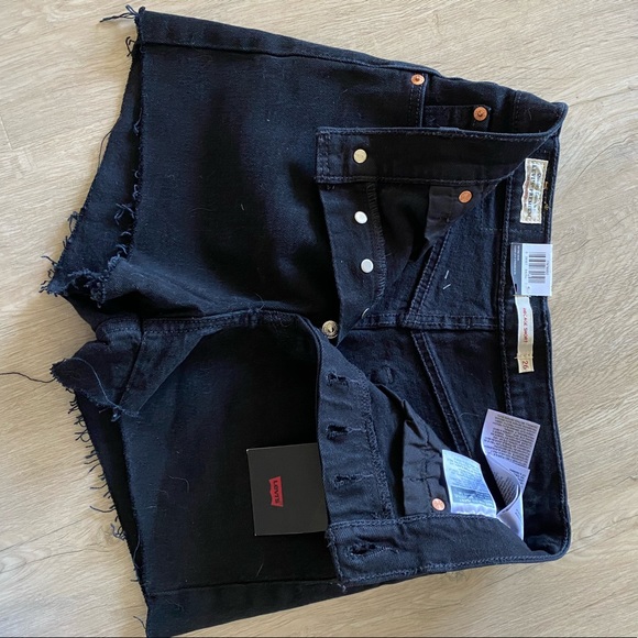 Levi’s Premium Ribcage Shorts 26 NWT - Picture 2 of 3